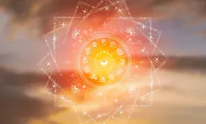 Ognisty krąg zodiaku, otoczony mistycznymi symbolami i gwiazdami, unosi się na tle zachodzącego słońca.