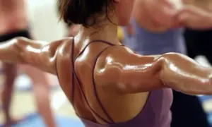 Hot Joga: Co to? Korzyści, zagrożenia i jak zacząć