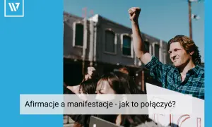 Mężczyzna z zaciśniętą pięścią w górze na tle tłumu. Afirmacja siły i jedności w działaniu.