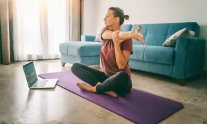 Joga w domu: Twój przewodnik po pierwszych krokach i korzyściach