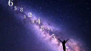 Sylwetka człowieka z rękami w górze na tle Drogi Mlecznej. Liczby unoszą się w kosmosie, tworząc ścieżkę. To symboliczny rok numerologiczny 9.