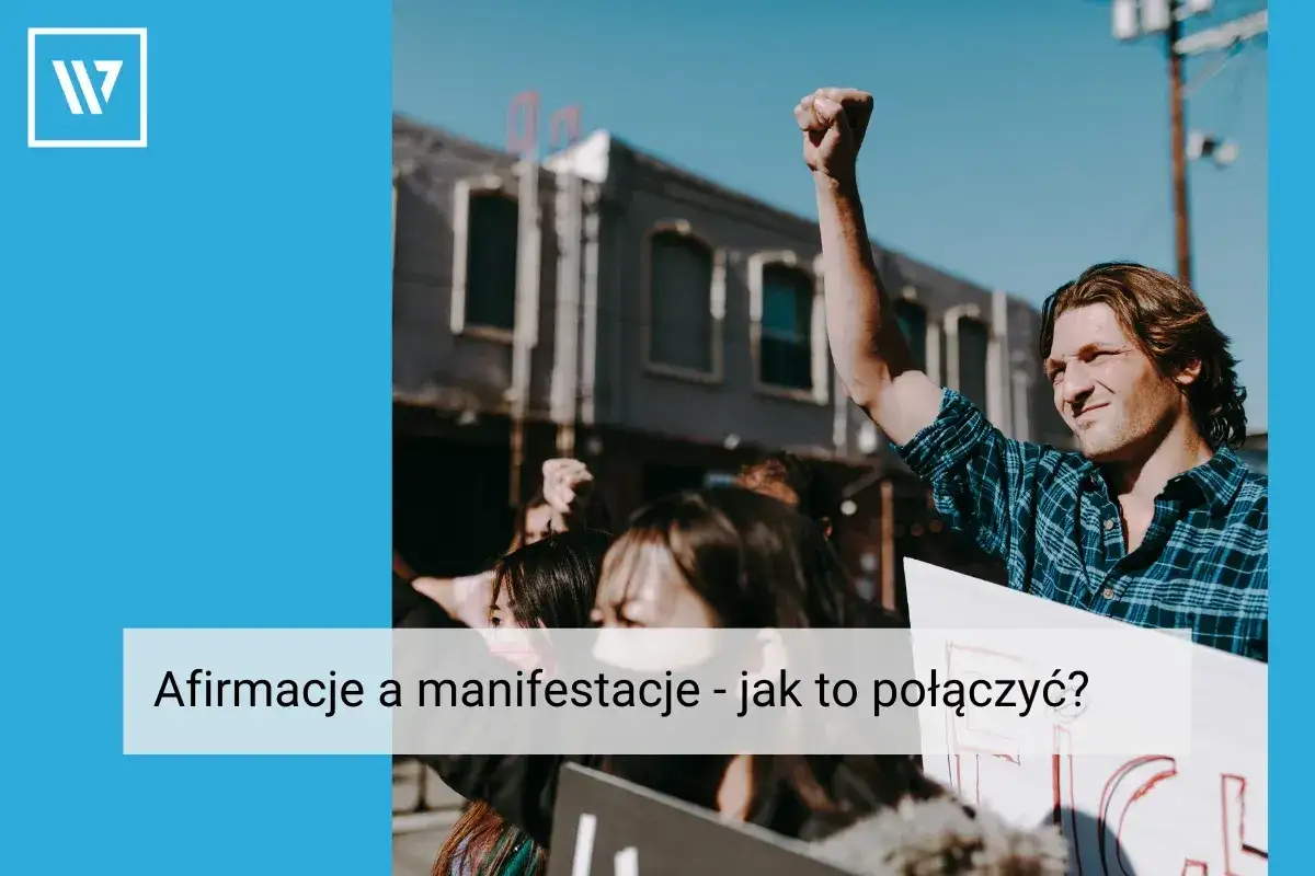 Mężczyzna z zaciśniętą pięścią w górze na tle tłumu. Afirmacja siły i jedności w działaniu.