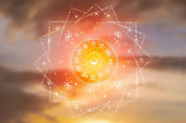 Ognisty krąg zodiaku, otoczony mistycznymi symbolami i gwiazdami, unosi się na tle zachodzącego słońca.